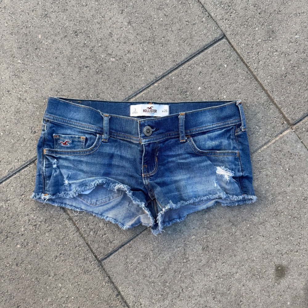 Hollister Low Rise Distressed Denim Cut Off Shorts Medium Wash Size 3 W26